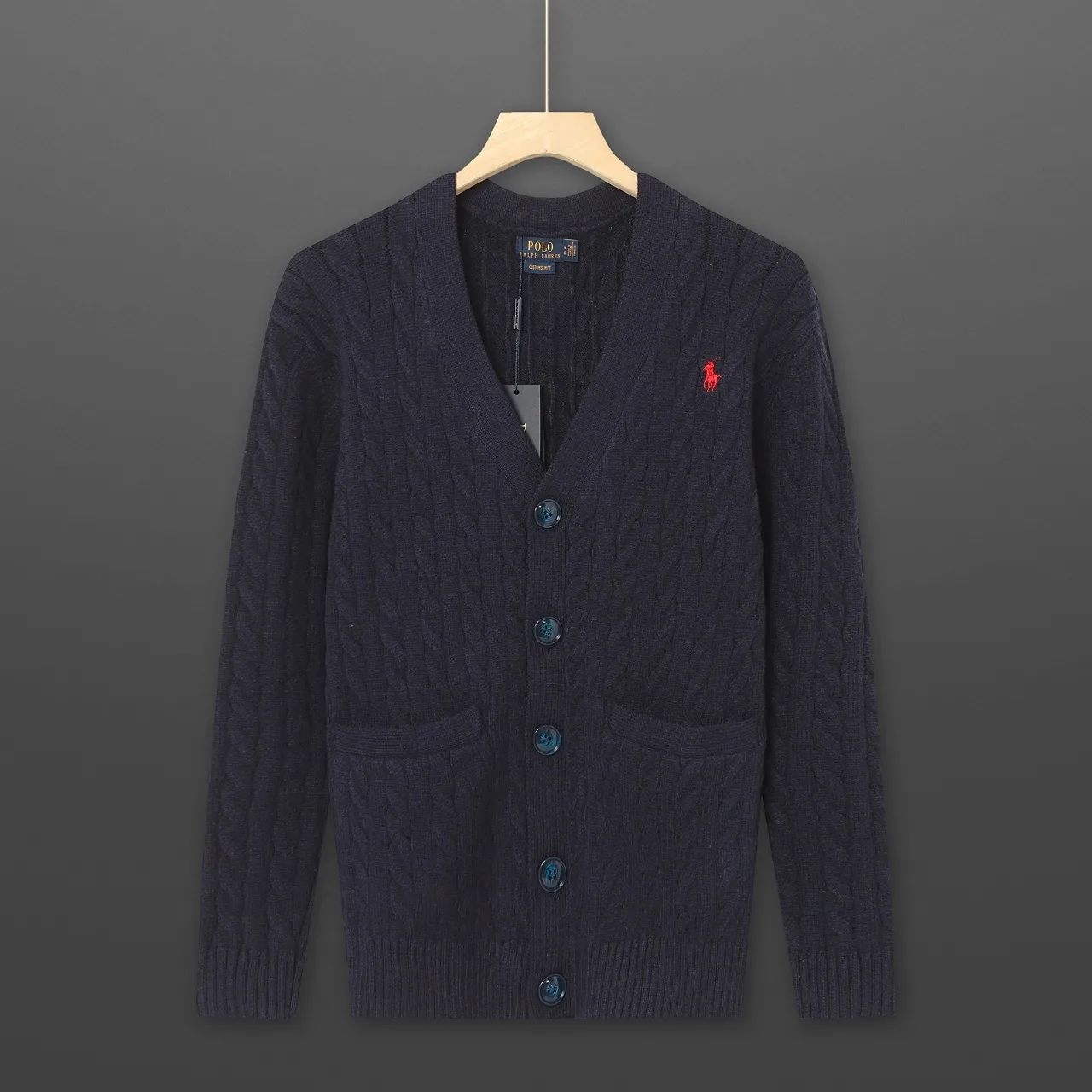 P300 style number D06) 2025 Ralph Lauren #ootddailywear #秋winter sweater #knitwear wear #ralph lauren sweater #can be worn by both men and women. Finally, after the Ralph men's twist sweater full-zip bra top is available, it is finally here. The most popular sweater full-button bra top is a limited edition every year. There will not be many styles in the store! Ralph Lauren Men's Button Twist Open Chest Sweater [The shape is really nice. It can be worn alone or as a jacket. It can also be worn with a shirt underneath ~ 100% pure cotton #Practical wear. Colors, white, navy blue, khaki, gray, size S to XL